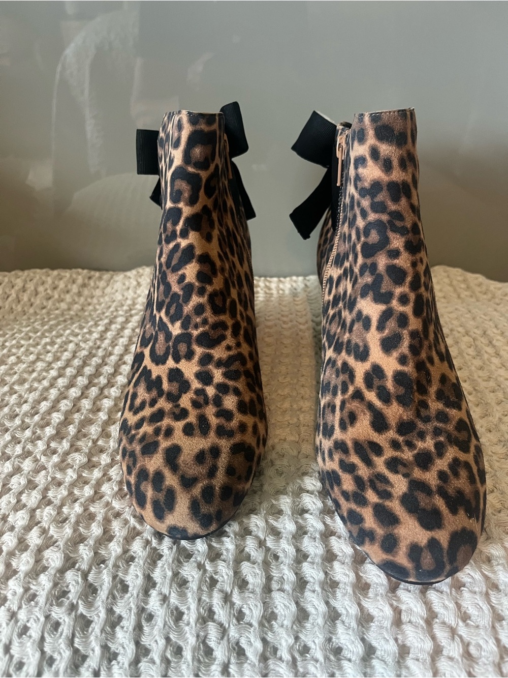 Copper Key Leopard Print Ankle
Booties Black Heel Bow Accent
Size 8.5 539